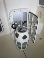 10lb_propane_tank_in_rear_helm_locker.jpg