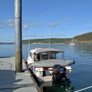 The kayak fits across the transom well enough, I dont bother putting it on the roof rack anymore.