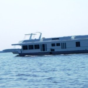 23MAY10-Big \'Houseboat\' on Pamlico River at ICW