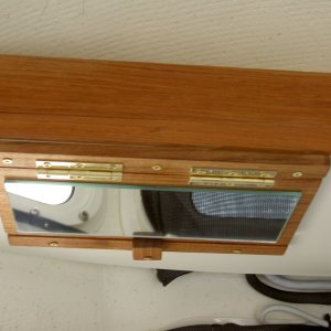 Vanity mirror: front close-up in folded mode.