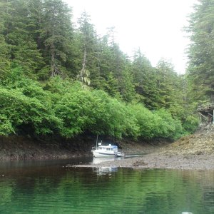 The Hunkydory entering the Elfin Cove inner harbor