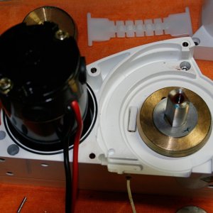 Maxwell-HRC-6-outer-case-removed to show heavy duty bronze clutch face and motor. The gypsy is captured between the inner and outer clutch faces. Notice the removed nylon rode finger at the top which is captured in a slot and holds the rode firmly against the teeth of the gypsy.