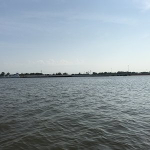 Tow entering Melvin Price Lock