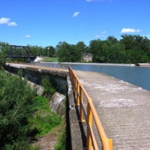 14 At Medina canal goes over a river