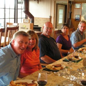 Jim & Cathy (Pounder), Joel & Susan (Sea3po), and Steve (Seabran) getting ready to dig in.
