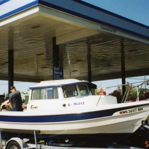 30 April 2004 Bellingham
 Filling the gas tanks 
 We're going to Lopez!