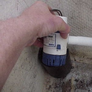(BOMBERO) THE PUMP CAN SIMPLY BE LIFTED OUT TO CLEAN