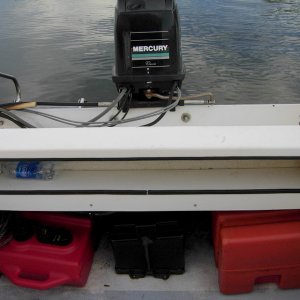 Battery in center.
One 6 gallon tank and one 12 gallon tank. Classic 40 hp Mercury hanging on the transom.