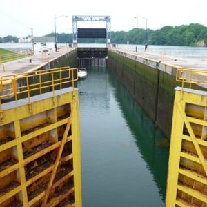 P1000462 water levels equal doors open and boat moves to the next lock