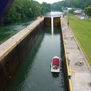 P1000466 this chamber pumps out water back up into the previous lock and lowers water level. Levels then  equalize and the doors start to open