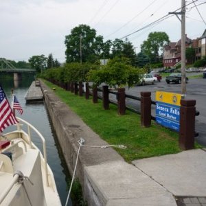 P1000471 Plenty of space at the wall at Seneca Falls