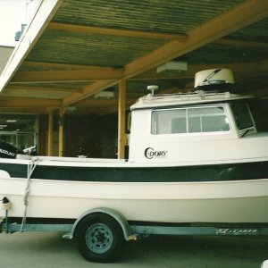1985 22 foot Classic Angler at Canadian Customs Oct.9/09..i am inside paying the taxman.