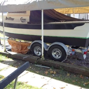 07/10/2011..Port side bottom paint, when i removed the bunk load guides i noticed that one was 2 inch longer past the aft support post than the other.