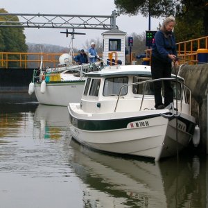 Pam holding tight in Champlain Canal lock.