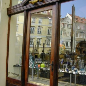 StoreWindowReflectionOfOldTownSquare
