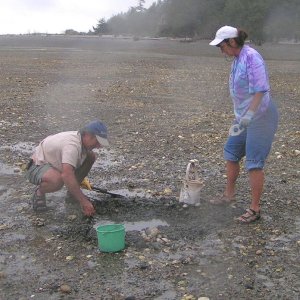 (Pat Anderson) Mac and Linda Dig Those Clams!