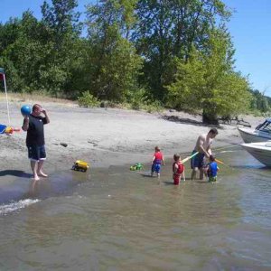 20060625 - 02 Boating on Columbia River where Willamette enters - Kids having fun