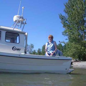 20060625 - 04 Boating on Columbia River where Willamette enters - Amy from water level