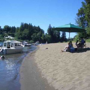 20060708 - 01 Boating on Willamette River - Nice Beach Spot