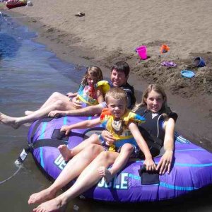 20060708 - 06 Boating on Willamette River - They\'re in for it now