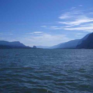20060709 - 02 Showing Cousin from Kansas Columbia River - View upriver toward Beaon Rock