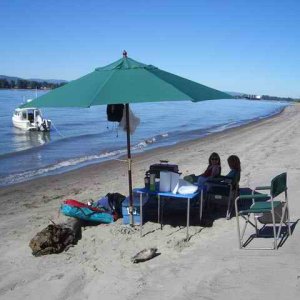 20060924 - 01 Columbia River - Amy & Kari Relaxing