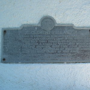 Marker Reads:
"To this island in March 1634 Govenor Leonard Calvert and the first Maryland Colonists came in the vessels Ark and Dove. Here they took possession of the province of Maryland, erected a cross of Maryland wood and celebrated the holy sacrifice.Here they first brought to the new world those principles of religious liberty which have been the chief history of this state."