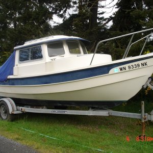 While walking around Lopez Island we found the first C-Dory we'd owned (85 Angler 22).Sure needs some love and attention.