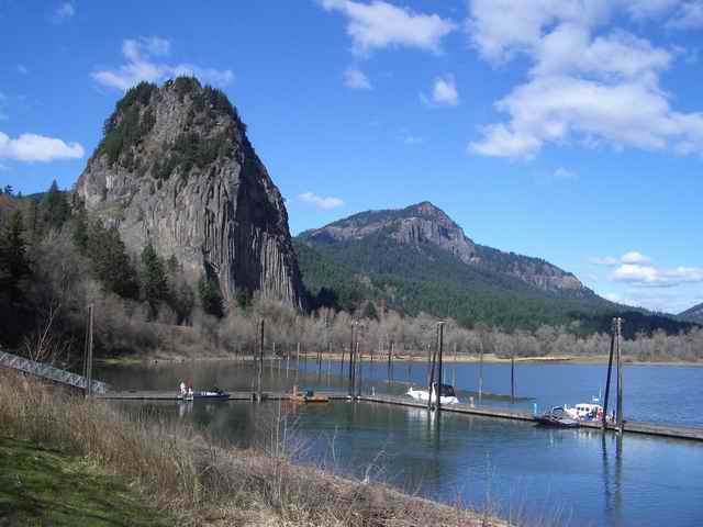 20060319 - 14 Columbia River Rooster Rock to Beacon Rock - A Dock & Big Rock