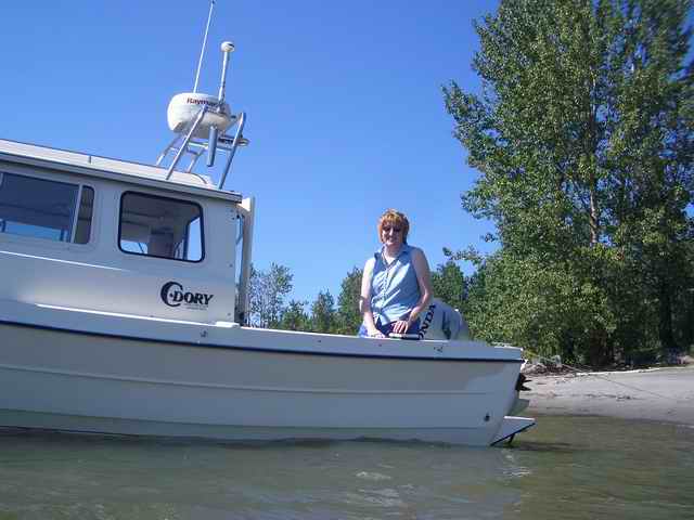 20060625 - 04 Boating on Columbia River where Willamette enters - Amy from water level