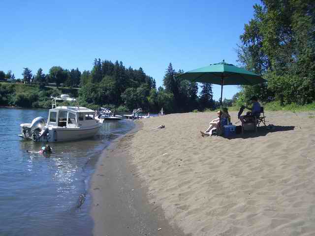 20060708 - 01 Boating on Willamette River - Nice Beach Spot