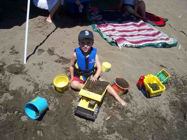 20060708 - 03 Boating on Willamette River - Gotta love sand & trucks