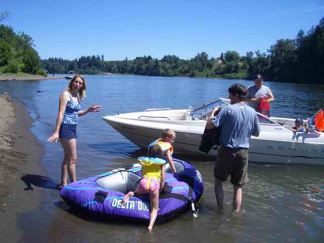 20060708 - 05 Boating on Willamette River - Parents have never been on a tube either