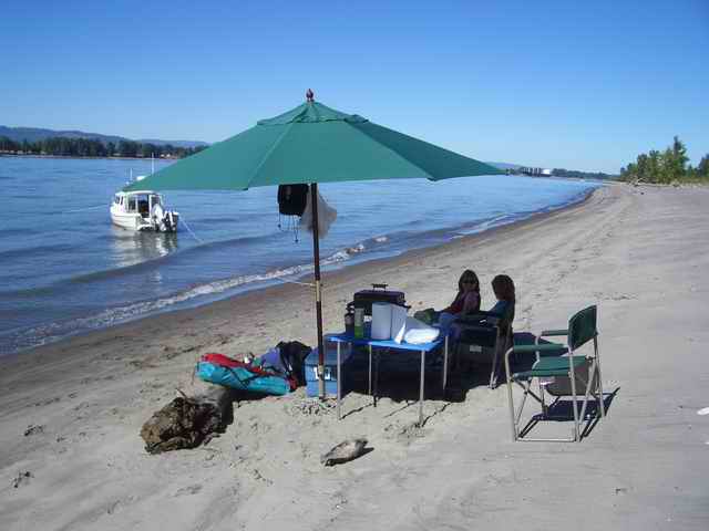 20060924 - 01 Columbia River - Amy & Kari Relaxing