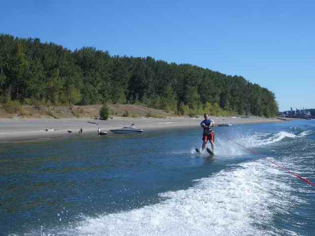 20060924 - 03 Columbia River - LOOK I can still water ski