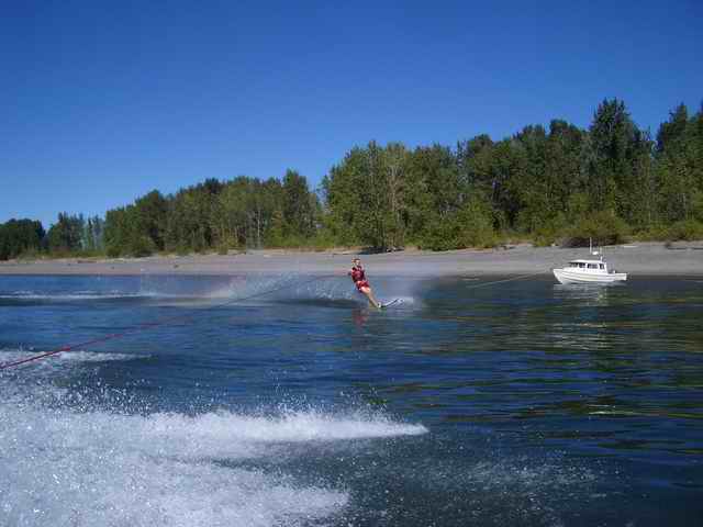 20060924 - 04 Columbia River - But he can Slalom
