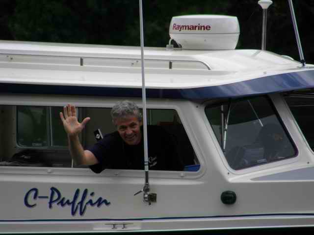 20070715 - 02 Boating with Friends on Willamette River - Look a Visitor - Hello Kevin