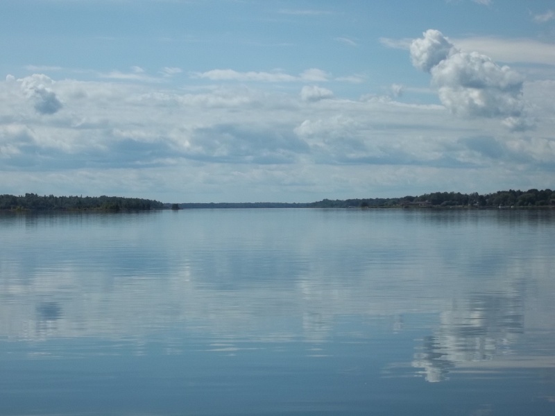 30/08/2011..beautiful day to be on the water!.....USA on your left and Canada on the right.