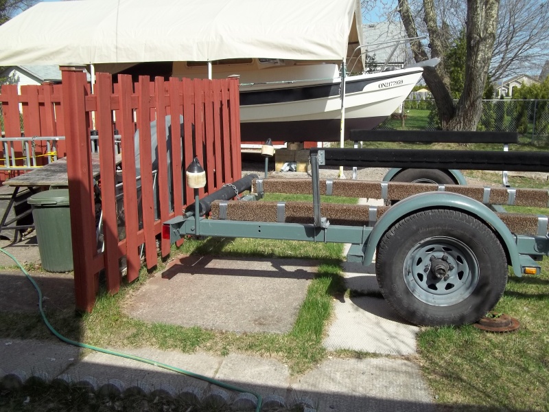 9/5/2011..the roller( white )boat guide on at the rear of the trailer with be in contact with the whole side of the boat when loading/unloading..will mear/remove alot of bottom paint