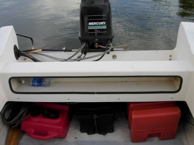 Battery in center.
One 6 gallon tank and one 12 gallon tank. Classic 40 hp Mercury hanging on the transom.