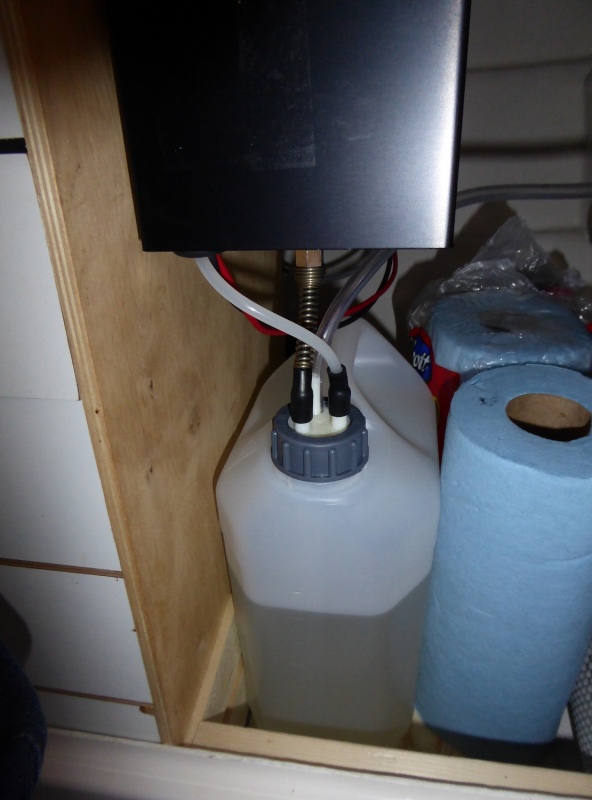 Closeup of the kerosene tank.  After running for about 4 hours on Saturday and 1 hour on Sunday, I honestly could not see a decrese in fuel level.