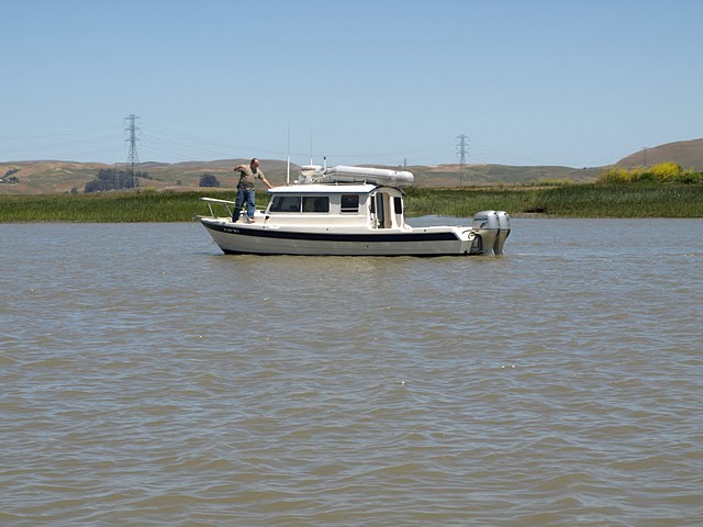 David of "Blue Eagle" dancing along the side of his boat - Look Pa, no hands.