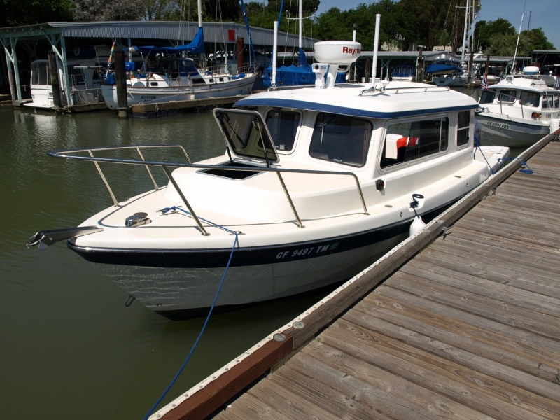 David's newly named Blue Eagle. It's a Cape Cruiser 26 with FLIR!!! Check out the closeup. David demonstrated FLIR to the group. WOW!