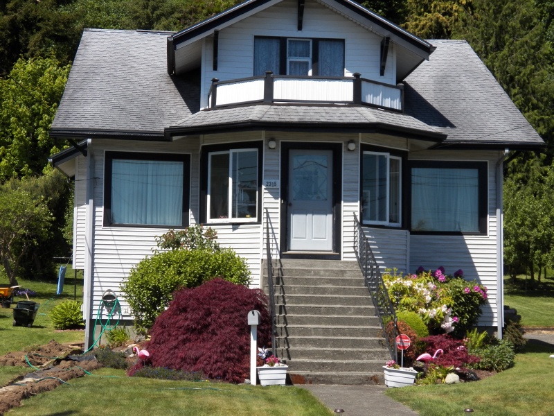 Had to stop and get a picture of the house I grew up in.  The people who we sold to in 1968 still live there, saw me taking pictures, and invited me in.  My bedroom was in the dormer.  Blast from the past.