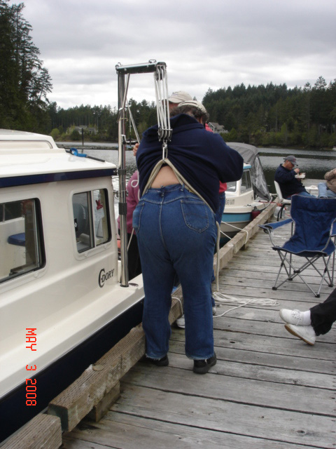 Jim (LAURNA JO) 
helps Steve (GOYO) 
test his new davit.