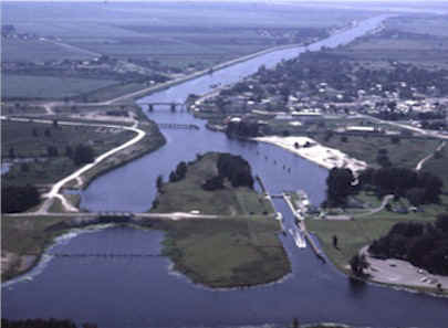 Moore Haven Lock: Lock chamber:50'x250'- Vertical lift: Caloosahatchee River water level to Lake Okeechobee water level, 1' to 2'- Discharge capacity 9,300 cfs(cubic feet per second)Operates daily 6:00A to 9:30P-Marine VHF radio Channel 13-Located at Okeechobee Waterway 
statute mile 78.0  The Moore Haven Lock is also the start/end of the Rim Canal/Route 2 up to Port Mayaca, St. Lucie Canal and Stuart, FL on the Atlantic Coast.