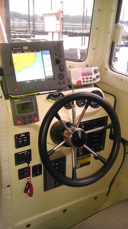 RayMarine C-80 w Autopilot, Radar, Trim tabs, Hydraulic steering, RayMarine VHF.