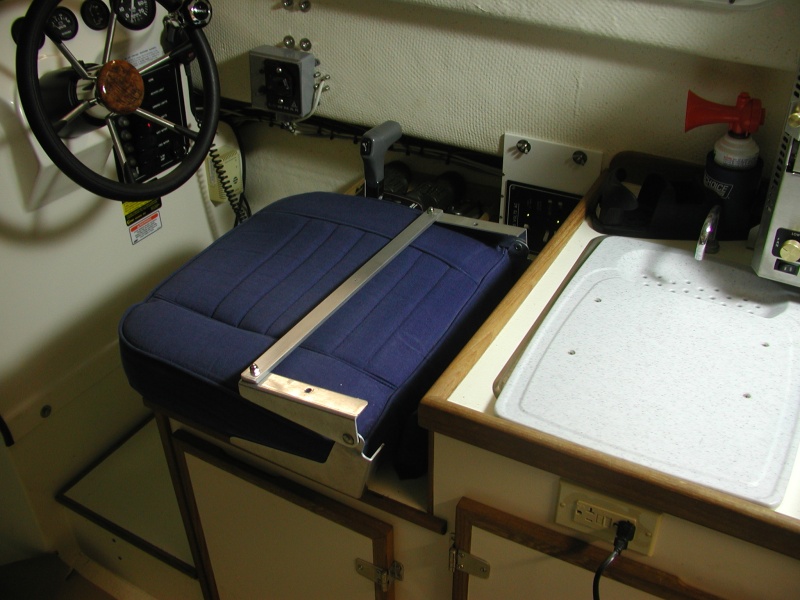 Simple lay-flat helm seat mod