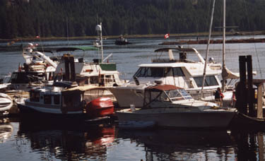 Summer 2007
At Blind Channel Mac & Linda (ISLAND RANGER) meet our B'Ham neighbors Jim & Barbara, owners of a Uniflite (SALTY DOG)