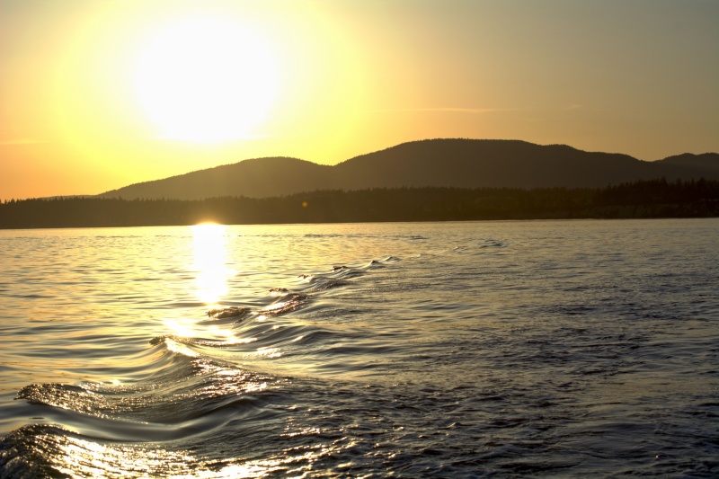 Sunset Sunday evening, still slow-cruising at 5 knots from Doe Island to Twin Bridges